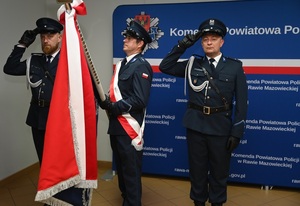 Policjanci ze sztandarem.