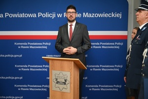 Starosta przy mównicy.