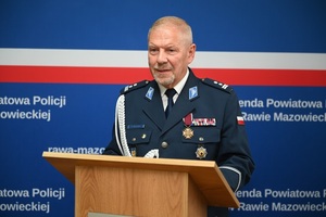 Przedstawiciel związków przy mównicy.