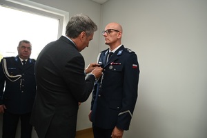 Przypięcie pinu do marynarki Komendanta.