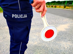 Noga policjantki i tarcza w ręce.