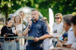 Policjant z mikrofonem.