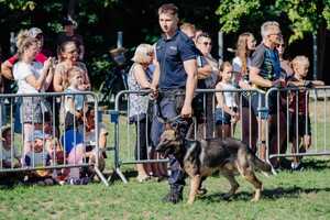 Policjant z psem na smyczy.