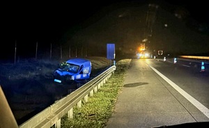 Auto w rowie w oddali światła od zabezpieczania drogi.