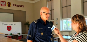 Komendant w trakcie wywiadu do radia.