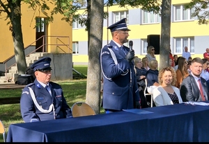 Policjanci i nauczyciele na rozpoczęciu roku szkolnego.
