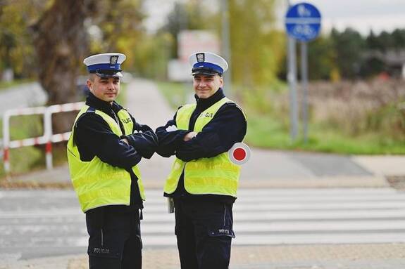 Policjanci w kamizelkach z tarczami do zatrzymywania pojadów.