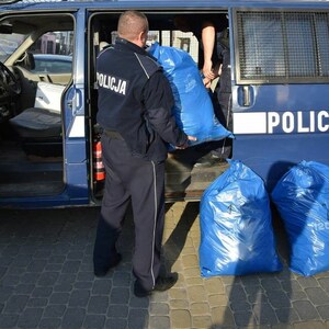 policjanci z zabezpieczonym towarem