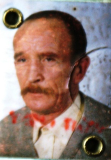 Twarz i klatka piersiowa mężczyzny.