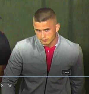 zdjęcie kibica w szarej bluzie