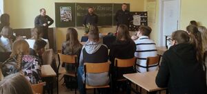 policjanci podczas spotkania z uczniami