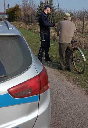rowerzysta i policjant