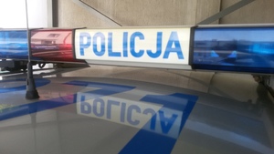 napis policja, światła radiowozu