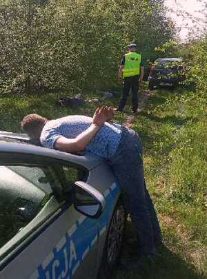 radiowóz, policjant trzech zatrzymanych i fiat punto