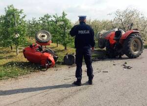 ciągnik rolniczy przepołowiony, policjant
