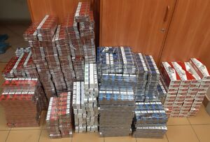 papierosy w kartonach w pokoju komendy