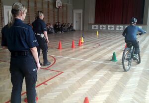 policjantki i dziecko na rowerze  w kasku