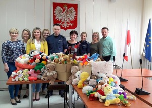 policjanci na spotkaniu z pracownikami Gminy Cielądz wraz z maskotkami