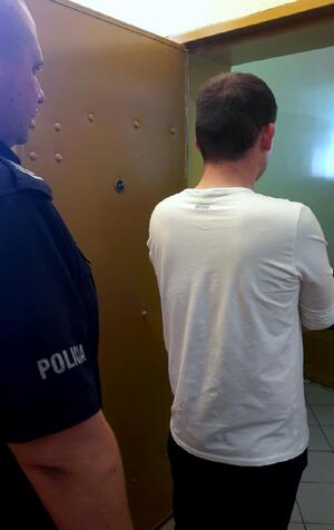 policjant wraz zatrzymanym mężczyzną