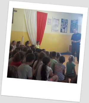 policjant z dziećmi na spotkaniu