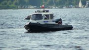 policyjna motorówka na wodzie