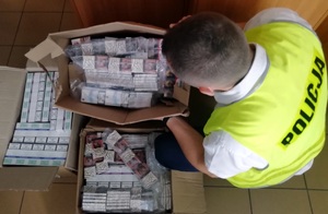 policjant i nielegalne papierosy