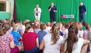 policjant z nauczycielami i uczniami