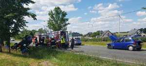 karetka pogotowia, policjant, samochód niebieski ople strazacy podczas udzielania pomicy i nissan na dachu