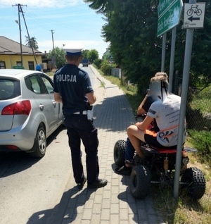 policjant i dwaj mężczyźni na quadzie