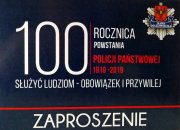 zaproszenie na Święto Policji na niebieskim tle napisy i godło Komendy Powiatowej Policji w Rawie Mazoweickiej