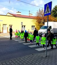 policjantka i dzieci na przejściu dla pieszych