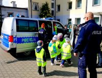 policjanci, dzieci i radiowóz