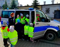 policjanci, dzieci i radiowóz