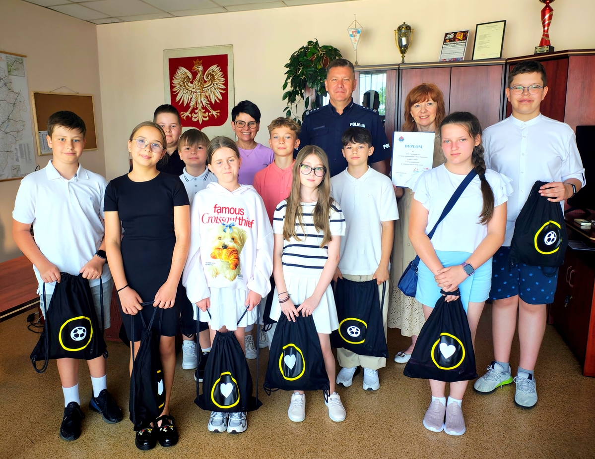 Dzielnicowi przywitali w komendzie laureatów konkursu plastycznego ...
